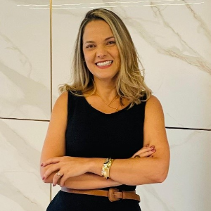 Portrait of Guest Editor Elisangela Aganette